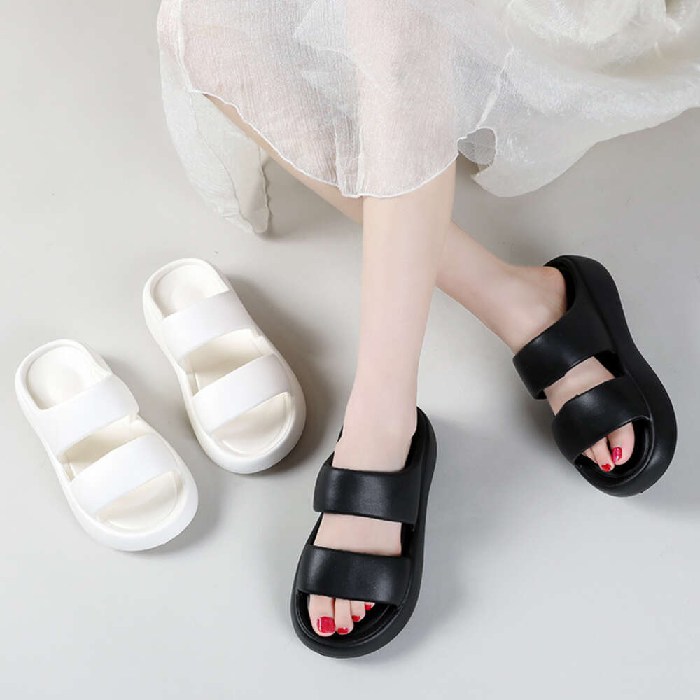 Thick soled slippers for women's summer 2024 new outdoor fashion Japanese and Korean soft soled beach internet celebrity women's trendy sand