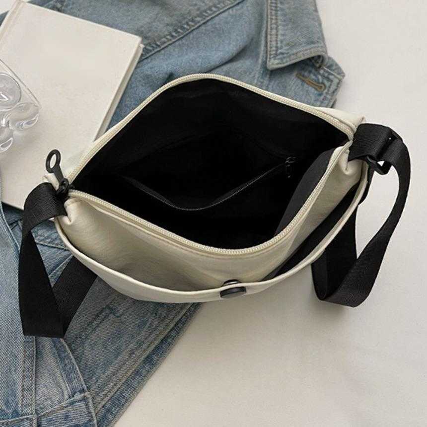 Shoulder Bags Summer Lightweight WoMens Bag Small Dumplings Crossbody Bag Versatile Small Tote Bag Minimalist WoMens Bag 241015