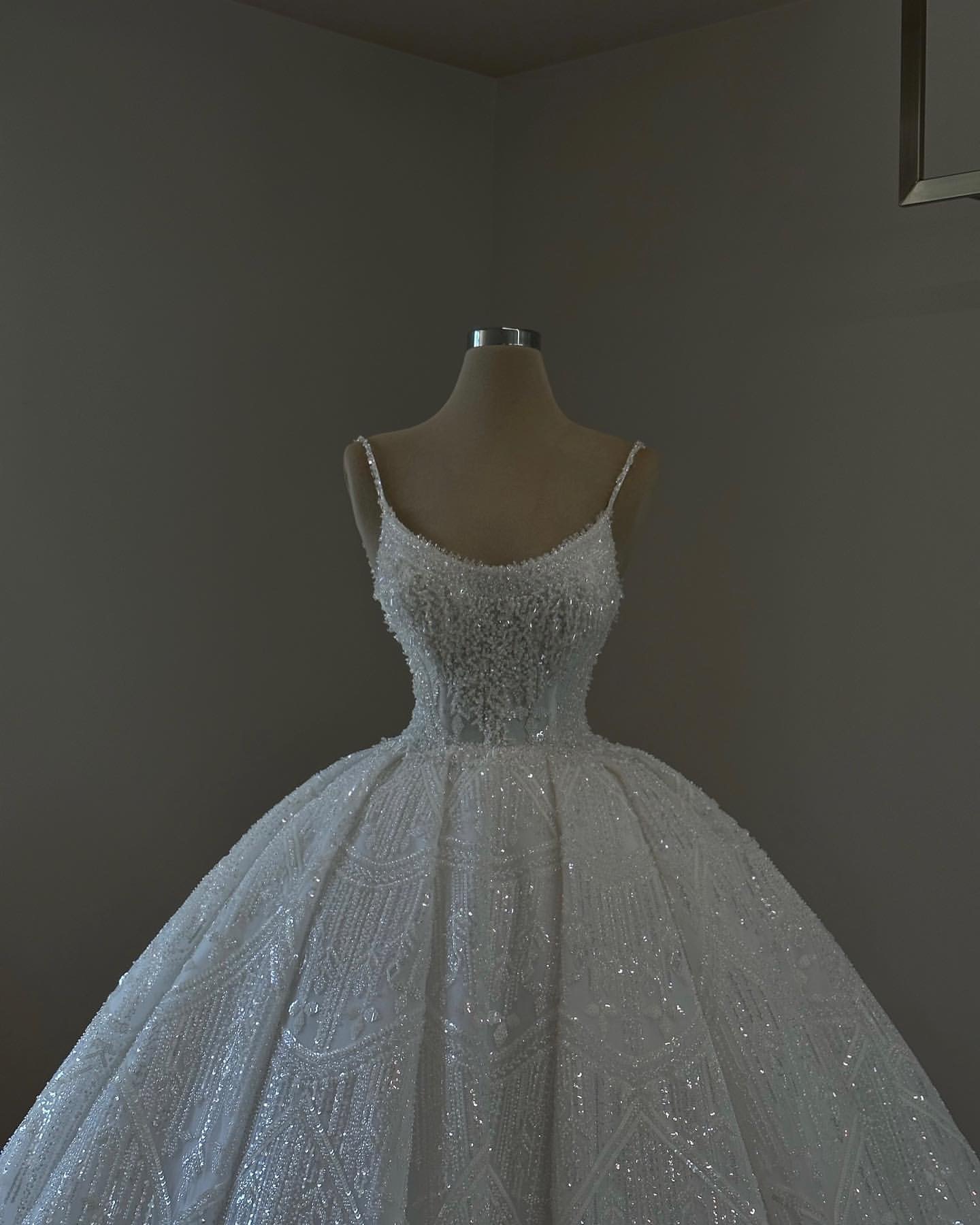 Princess Crystal Ball Gown Wedding Dress For Bride Spaghetti Sequins Beading Wedding Dresses Sweep Train Ruffle Robe De Mariage Bridal Gowns 0516