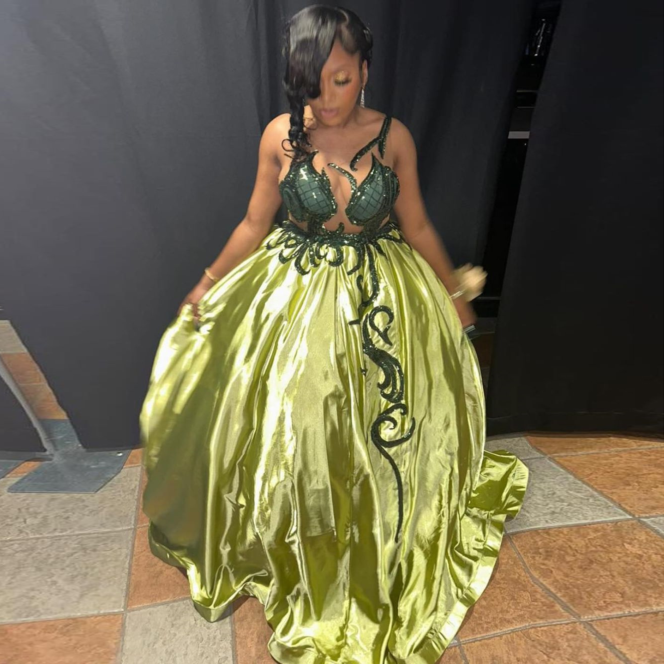 Green Prom Dress 2024 Satin Sequined Appliques Sheer Neck Sleeveless Graduation Party Gown Birthday Ball Gowns Vestidos De Gala 0522