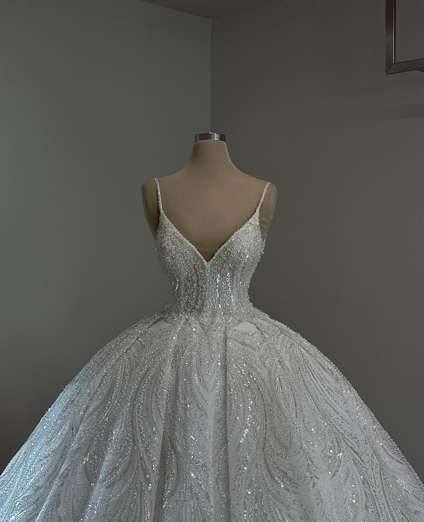 Crystal Ball Princess Gown Dress For Bride Spaghetti V Neck Wedding Dresses Sweep Train Ruffle Designer Bridal Gowns es s
