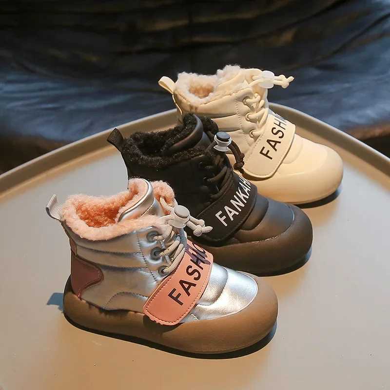 Girls snow boots thick soled winter childrens shoes round toe patches working childrens fashionable leather boots version warm and plush M241102