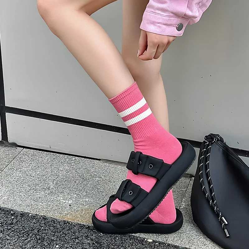 Mens Socks In The Autumn and Winter Cotton Sports Trend Cotton Sweat Absorption Deodorant Stripe Lovers Stockings X2503191