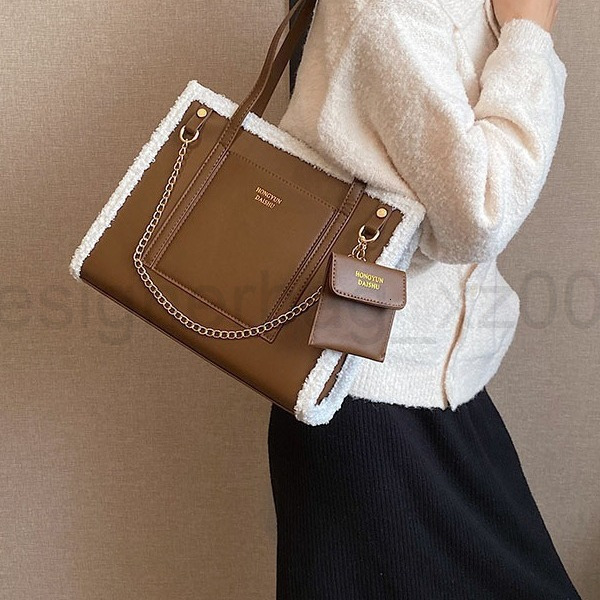 Classic Designer Bag Fashion 10a Top Woman Handbagevening Bags Autumn and Winter New Plush Fringed Tote for Women Versatile Shoulder Texture Contrasti