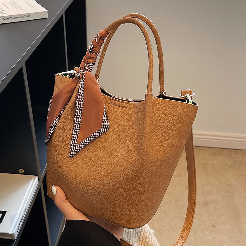 Fashion Bucket Shaped Designer Handbag For Autumn And Winter, New Designer Single Shoulder Crossbody Bag With Textured Leather And Large Capacity