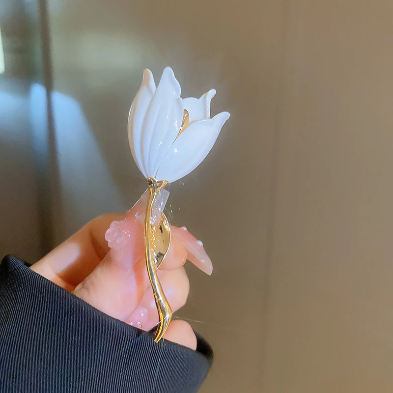 Women's Stylish Tulip Flower Brooches Elegant Lapel Pins Artistic Temperament Pin Buckle Collar Pin Jewelry Accessories Gift