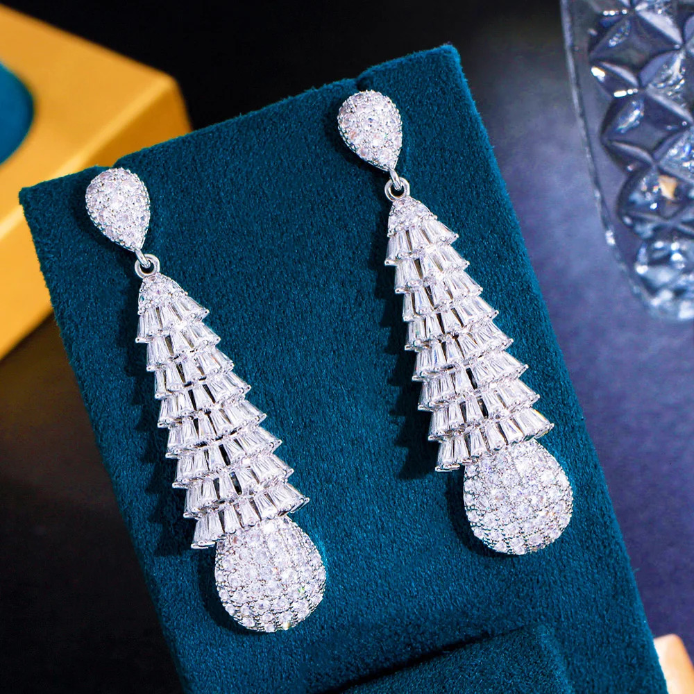 Pera Fashion White CZ Pave Long Christmas Tree n for Women Brides Wedding Boucle doreille Women E390 Pendant Earrings 241031