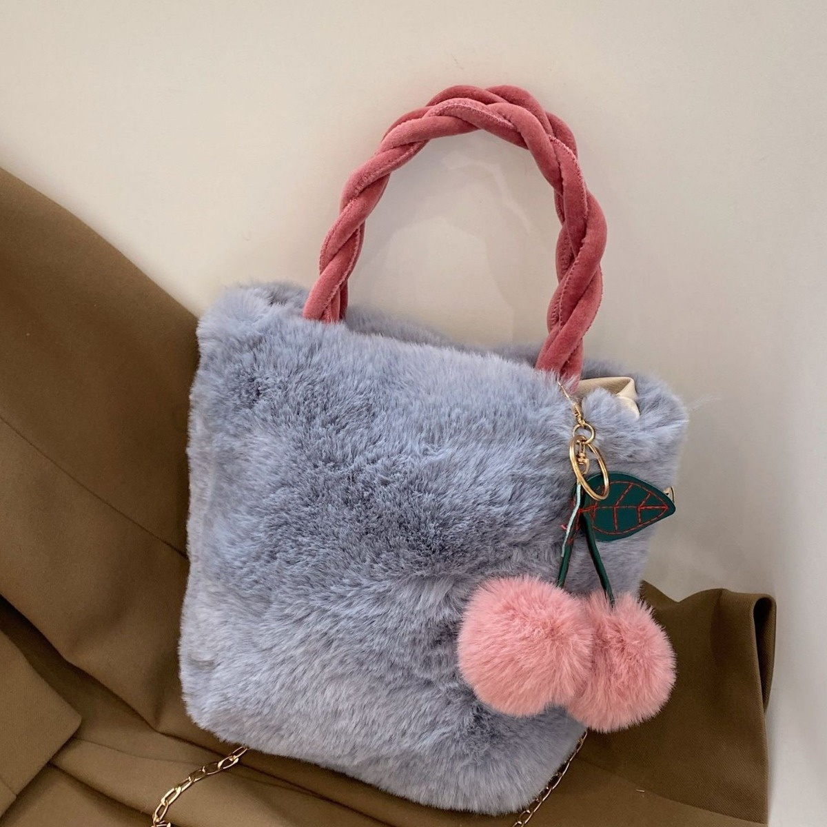 Fashion Classic Bag Designer 10a Top Woman Handbagevening Bags New Cherry Plush Handbag Unique Design for Womens Chain Fashionable and Versatile Cross