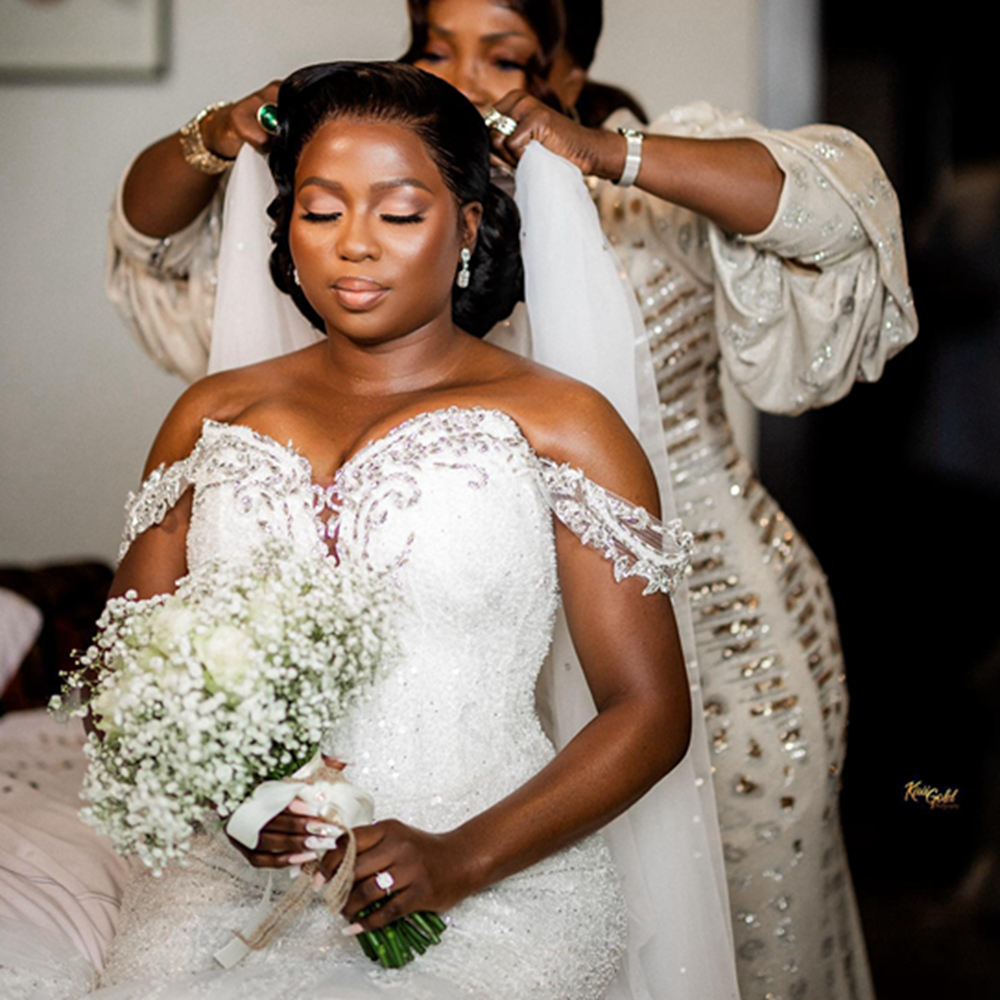 2024 Sexy Arabic Mermaid Wedding Dresses Illusion Off Shoulder Sequined Lace Appliques Crystal Beads Short Sleeves Bridal Gowns Plus Size Sweep Train 