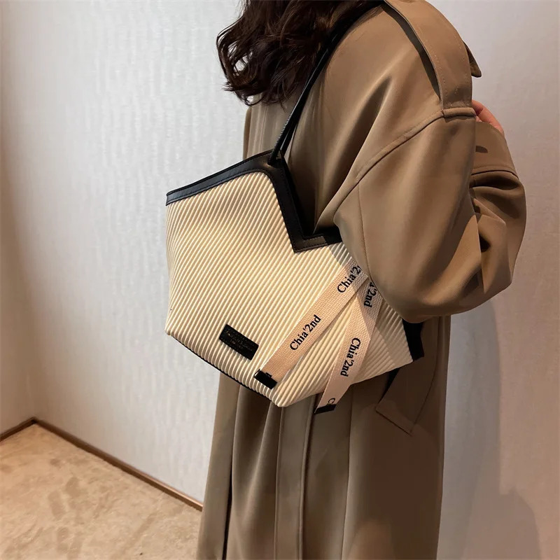 Fashion Designer Women's Handbag Large Capacity Emerging Shoulder Hip Bag Category Handbag