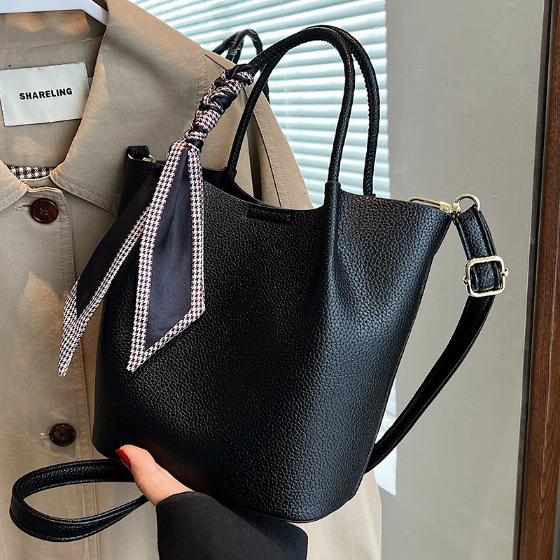 Fashion Bucket Shaped Designer Handbag For Autumn And Winter, New Designer Single Shoulder Crossbody Bag With Textured Leather And Large Capacity
