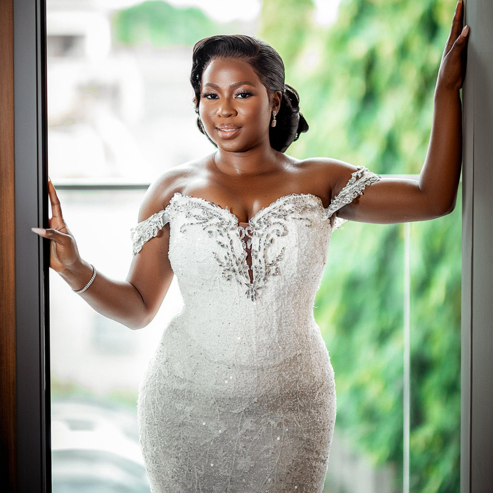 2024 Sexy Arabic Mermaid Wedding Dresses Illusion Off Shoulder Sequined Lace Appliques Crystal Beads Short Sleeves Bridal Gowns Plus Size Sweep Train 