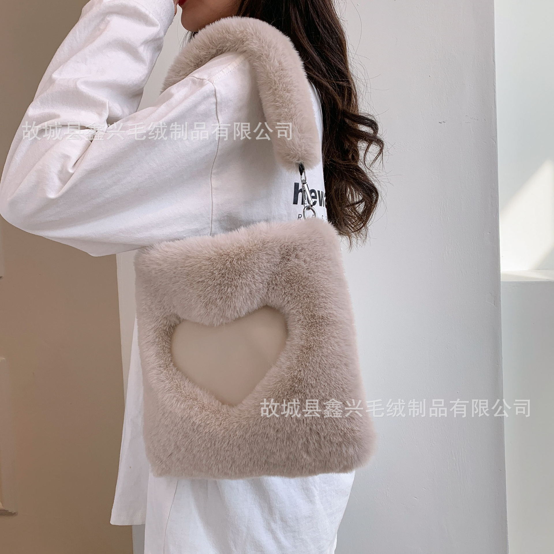 Fashion Love Versatile Women's Autumn/winter New Designer One Shoulder Handheld Plush Large Capacity Handbag