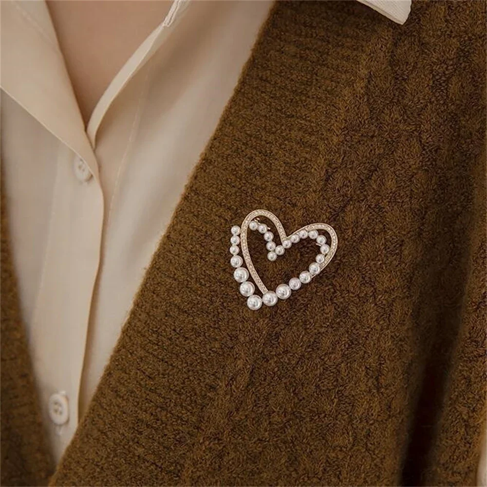 Exquisite Heart Shaped Pearl Rhinestone Brooch Luxury Metals Hollow Lapel Pins for Women Sweet Pins Badges Jewelry Accessories