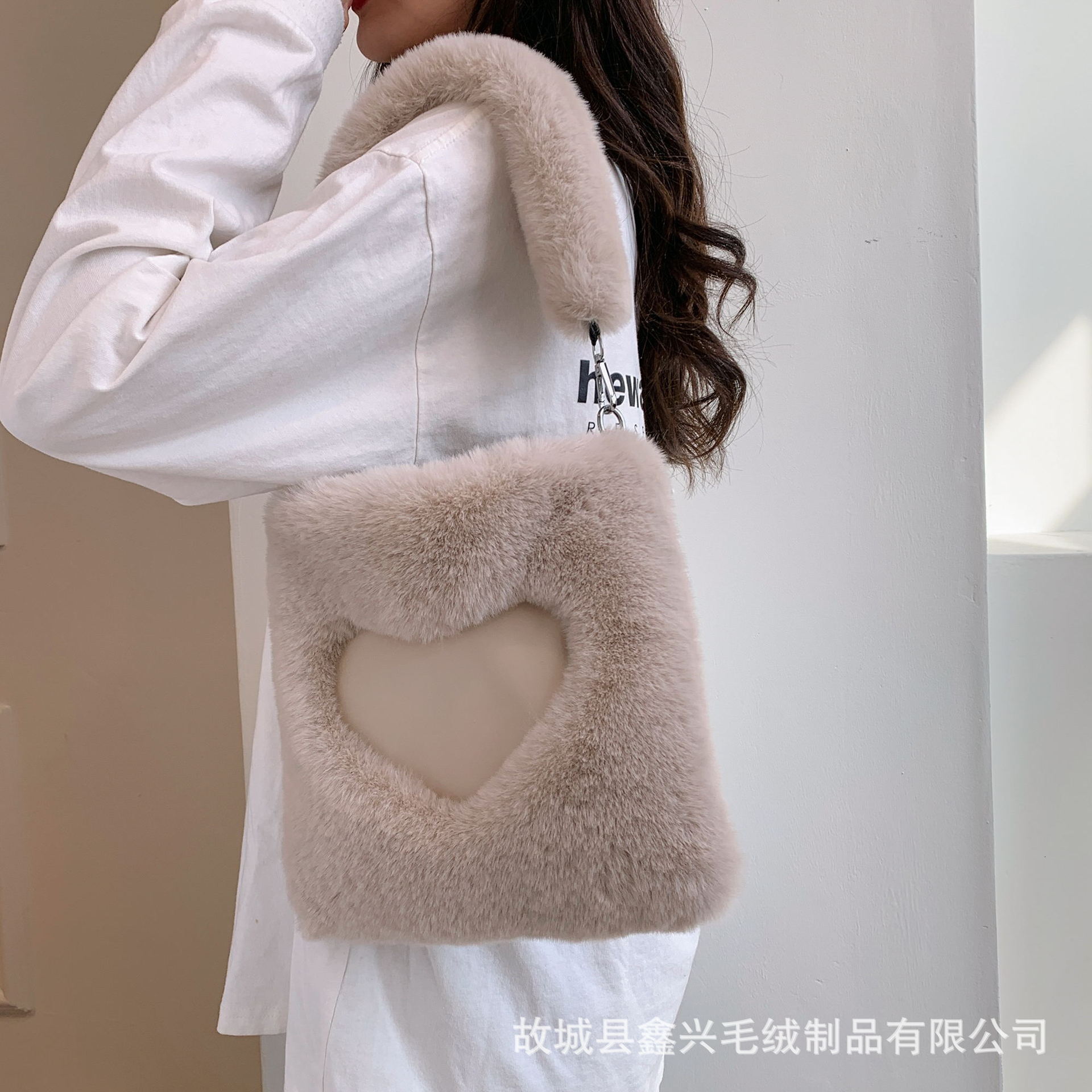 Fashion Love Versatile Women's Autumn/winter New Designer One Shoulder Handheld Plush Large Capacity Handbag