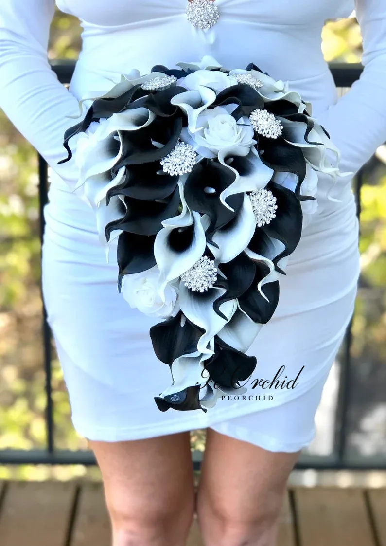 PEORCHID Cascading Black and White Calla Lily Crystal Bouquet For Bride Wedding Flowers Waterfall Silver Brooches Bridal Bouquet