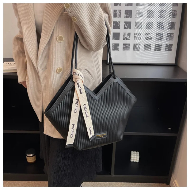Fashion Designer Women's Handbag Large Capacity Emerging Shoulder Hip Bag Category Handbag