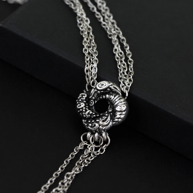 Movie 007 Algerian Loveknot Necklace Vesper Lynd Casino Royale Bond Girl Love Knot Necklace Vintage Silver Plated Women Jewelry