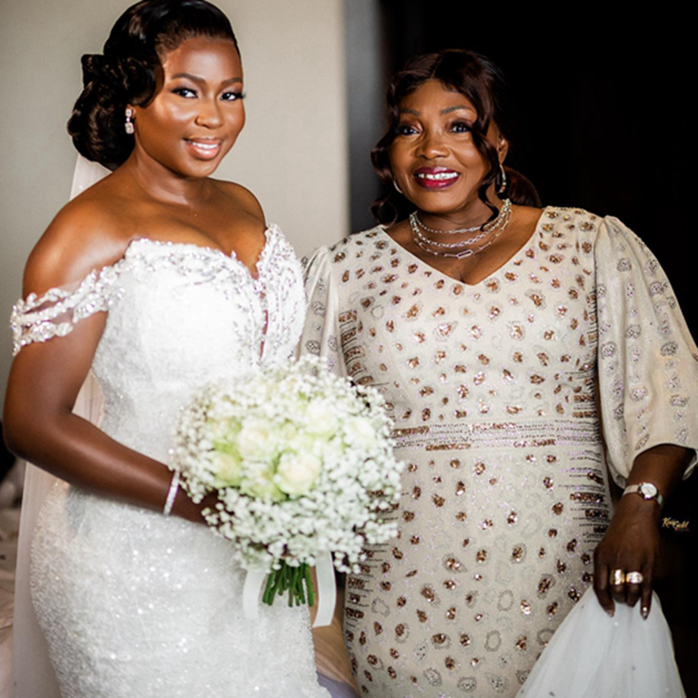 2024 Sexy Arabic Mermaid Wedding Dresses Illusion Off Shoulder Sequined Lace Appliques Crystal Beads Short Sleeves Bridal Gowns Plus Size Sweep Train 