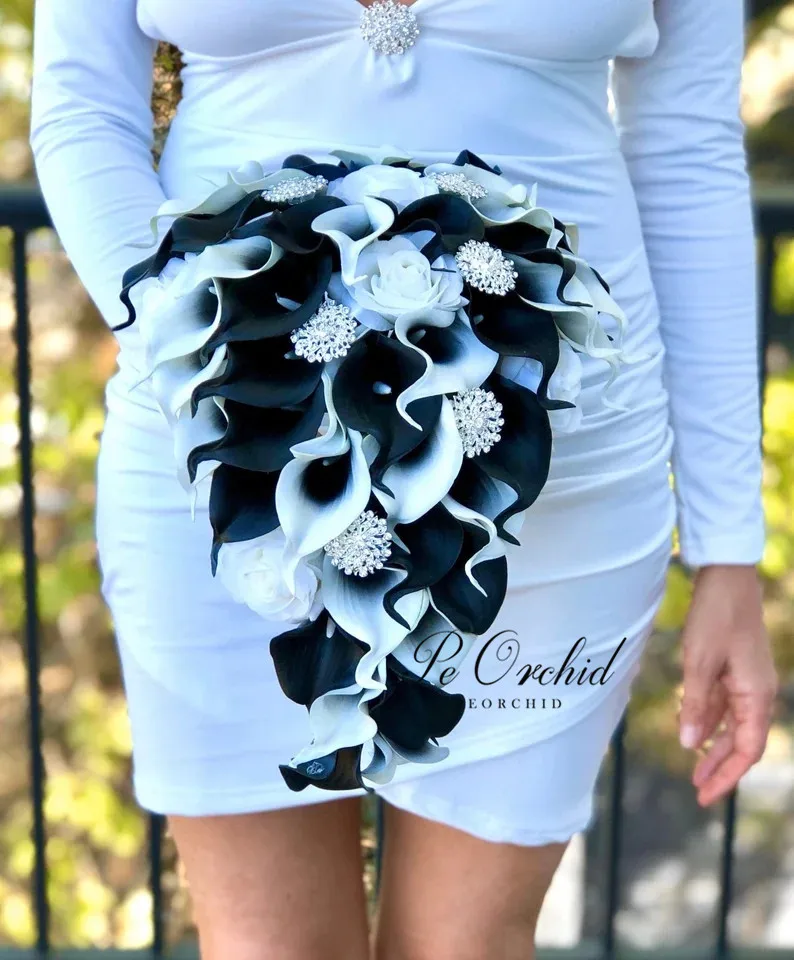 PEORCHID Cascading Black and White Calla Lily Crystal Bouquet For Bride Wedding Flowers Waterfall Silver Brooches Bridal Bouquet