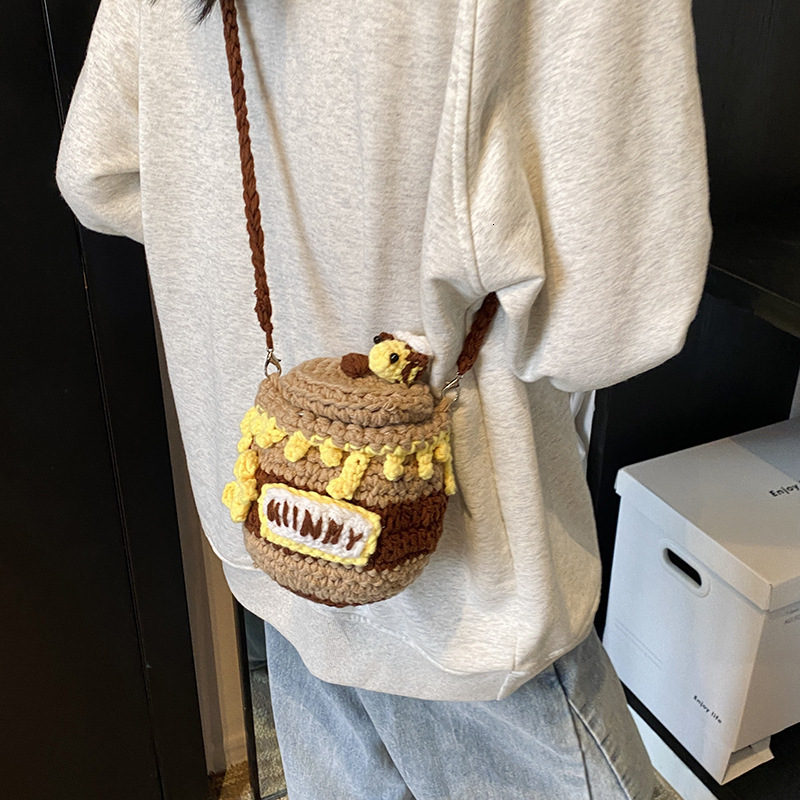Autumn and winter new yarn handmade crochet honey jar, cute small internet famous bee women's crossbody bag, finished product #28 36723