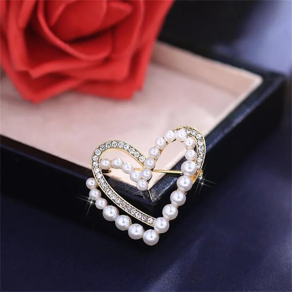 Exquisite Heart Shaped Pearl Rhinestone Brooch Luxury Metals Hollow Lapel Pins for Women Sweet Pins Badges Jewelry Accessories