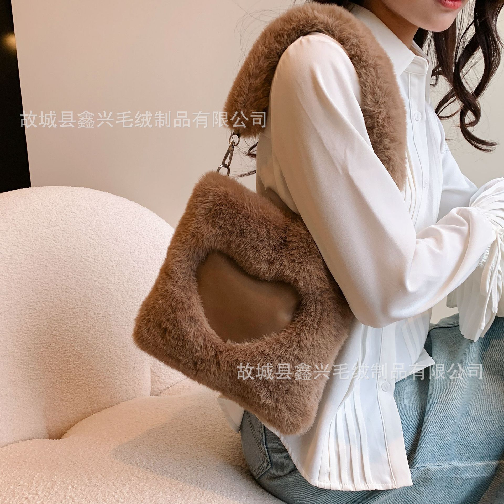 Fashion Love Versatile Women's Autumn/winter New Designer One Shoulder Handheld Plush Large Capacity Handbag