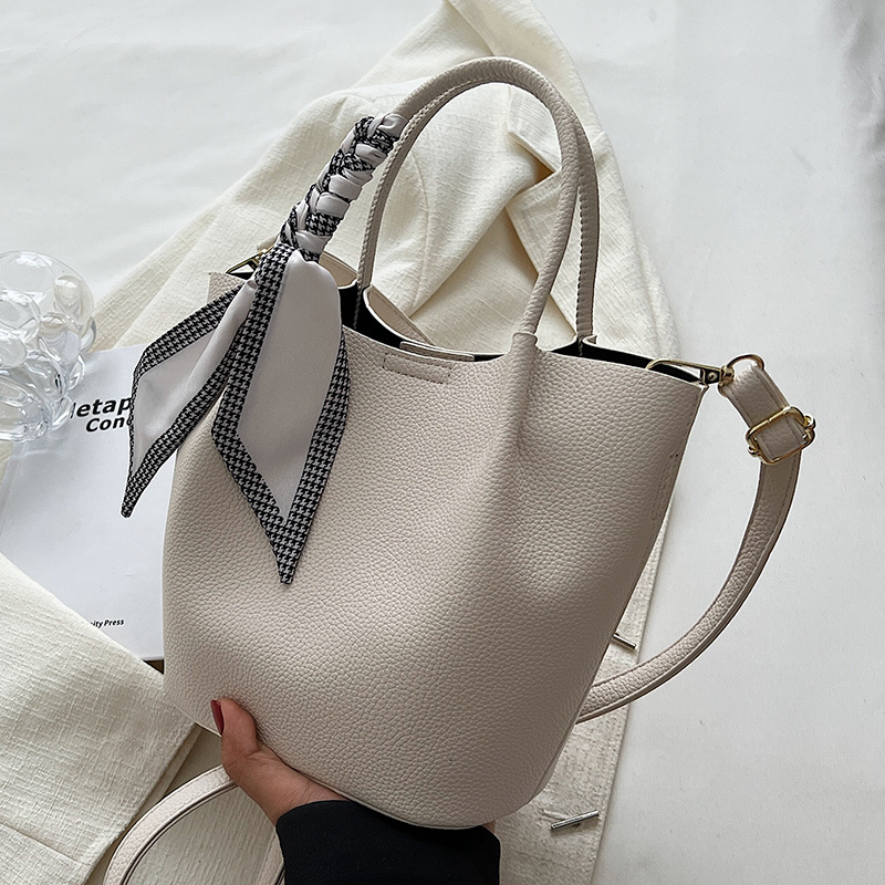 Fashion Bucket Shaped Designer Handbag For Autumn And Winter, New Designer Single Shoulder Crossbody Bag With Textured Leather And Large Capacity