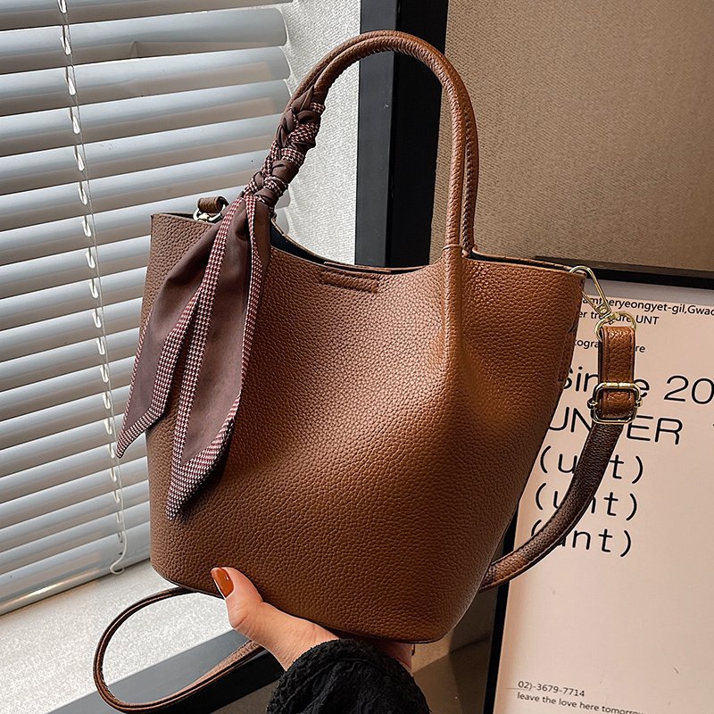 Fashion Bucket Shaped Designer Handbag For Autumn And Winter, New Designer Single Shoulder Crossbody Bag With Textured Leather And Large Capacity