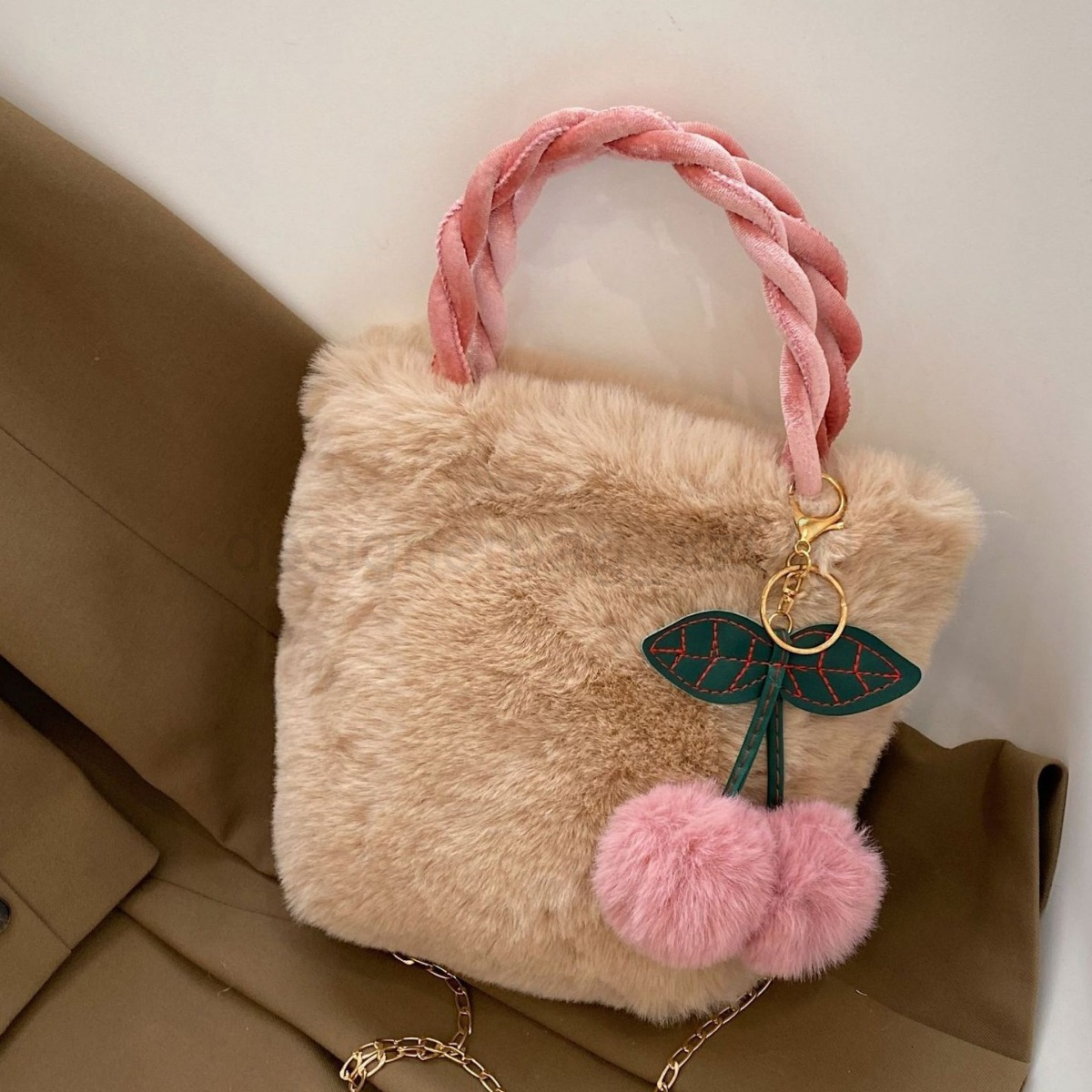 Fashion Classic Bag Designer 10a Top Woman Handbagevening Bags New Cherry Plush Handbag Unique Design for Womens Chain Fashionable and Versatile Cross