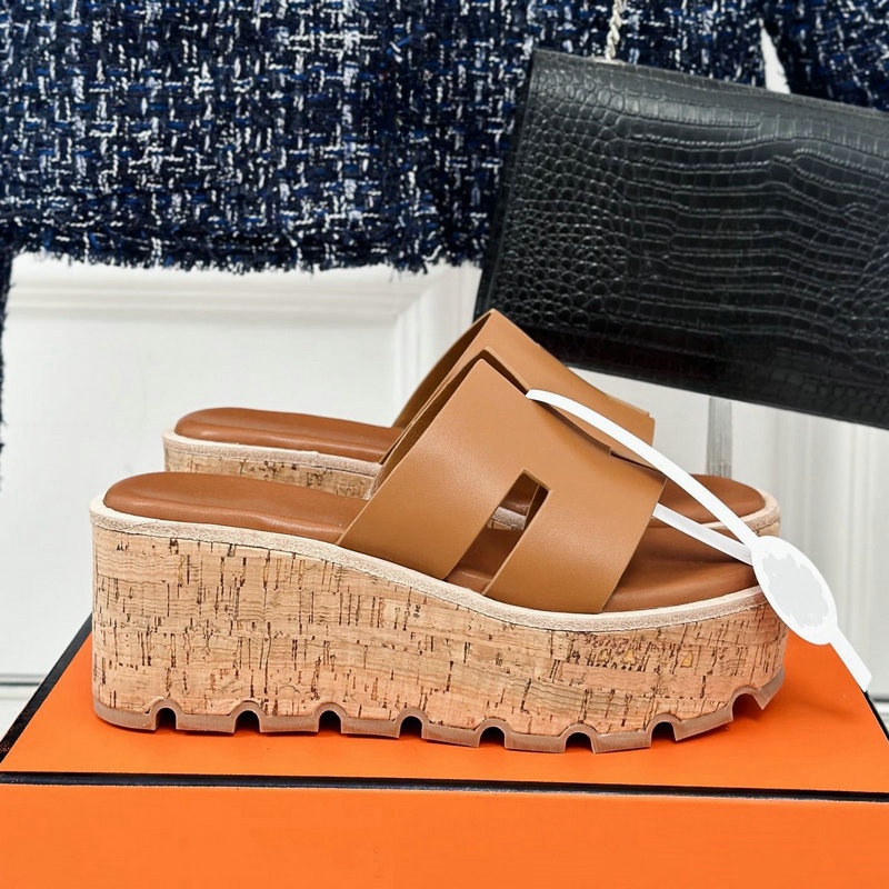 Women thick sole slippers designer slippers slope heel slippers leather waterproof platform sandals fashion beach leisure outdoor luxury slippers