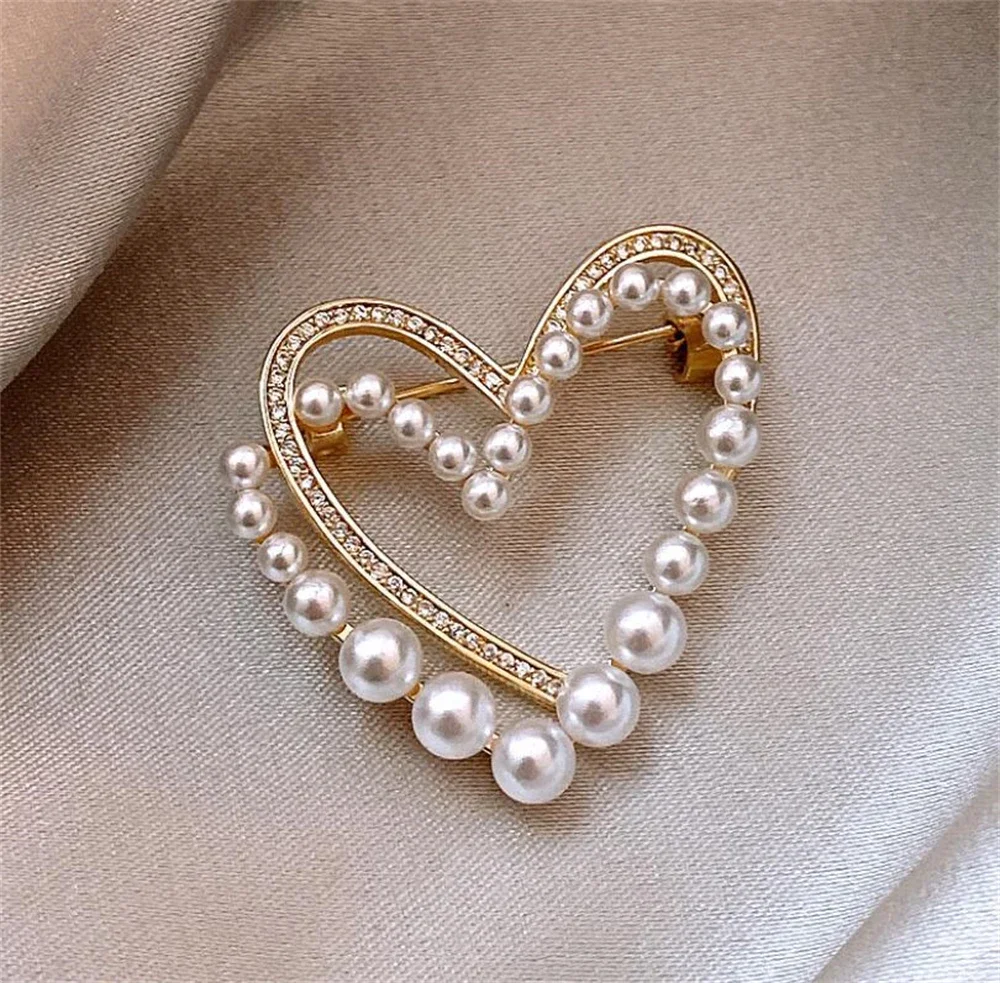 Exquisite Heart Shaped Pearl Rhinestone Brooch Luxury Metals Hollow Lapel Pins for Women Sweet Pins Badges Jewelry Accessories