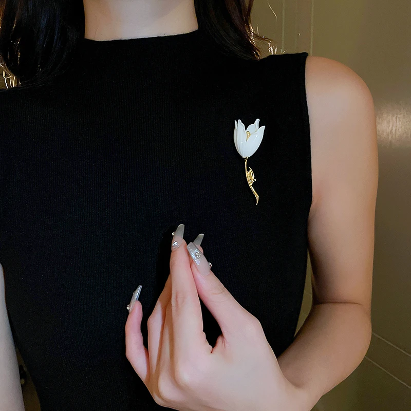 Women's Stylish Tulip Flower Brooches Elegant Lapel Pins Artistic Temperament Pin Buckle Collar Pin Jewelry Accessories Gift