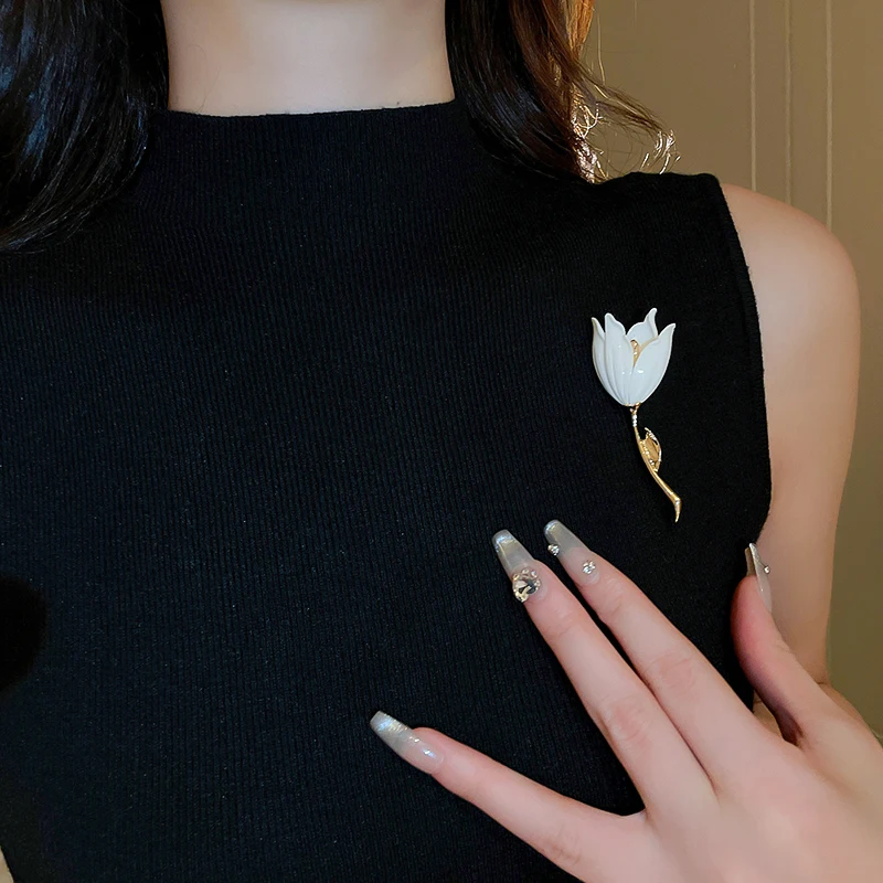 Women's Stylish Tulip Flower Brooches Elegant Lapel Pins Artistic Temperament Pin Buckle Collar Pin Jewelry Accessories Gift