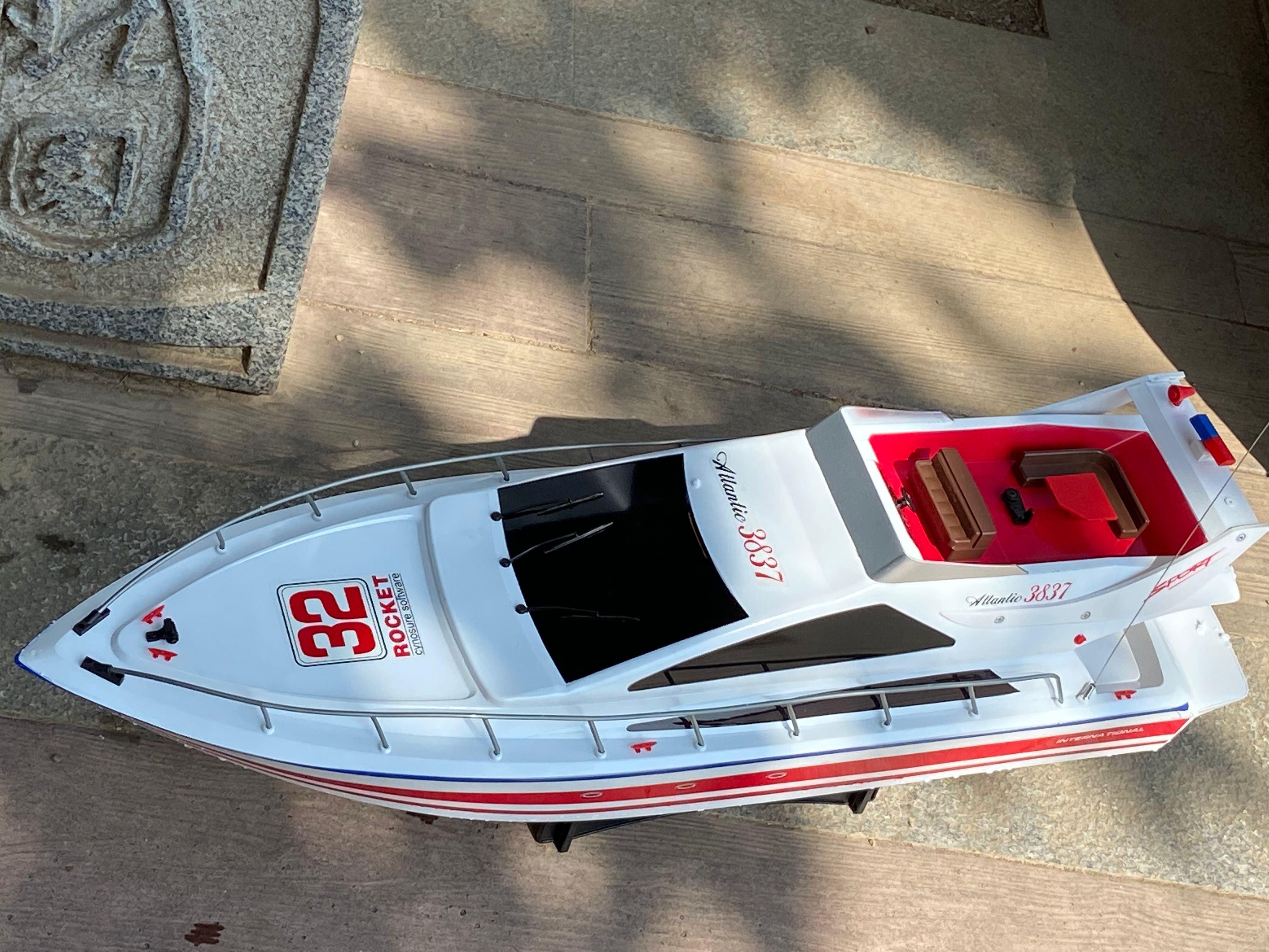 Super large remote control yacht 2.4G remote control ship model driven by two motors 70CM (27.5 inches) large hull outdoor lakes