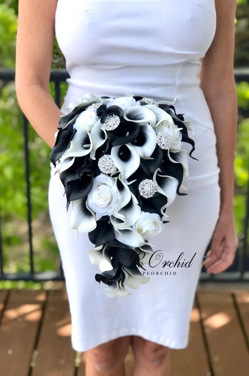 PEORCHID Cascading Black and White Calla Lily Crystal Bouquet For Bride Wedding Flowers Waterfall Silver Brooches Bridal Bouquet