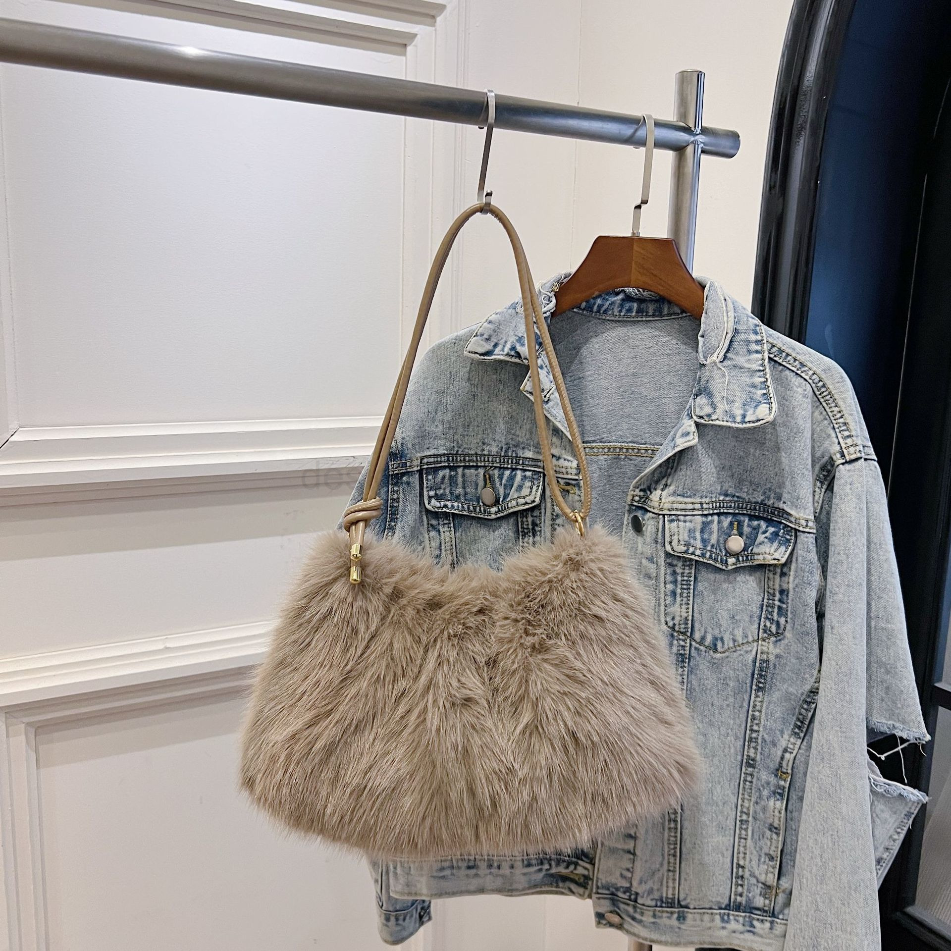 Classic Designer Bag Fashion 10a Top Woman Handbagevening Bags Cute Plush for Women New Autumnwinter Single Shoulder Diagonal Cross Small Fresh Textur