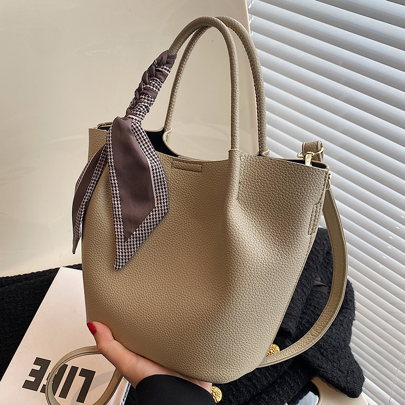 Fashion Bucket Shaped Designer Handbag For Autumn And Winter, New Designer Single Shoulder Crossbody Bag With Textured Leather And Large Capacity