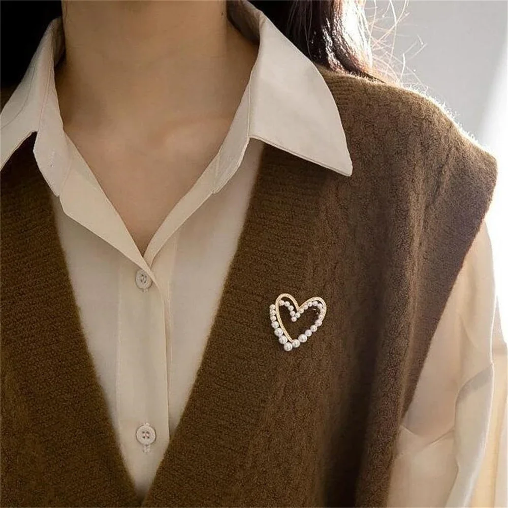 Exquisite Heart Shaped Pearl Rhinestone Brooch Luxury Metals Hollow Lapel Pins for Women Sweet Pins Badges Jewelry Accessories