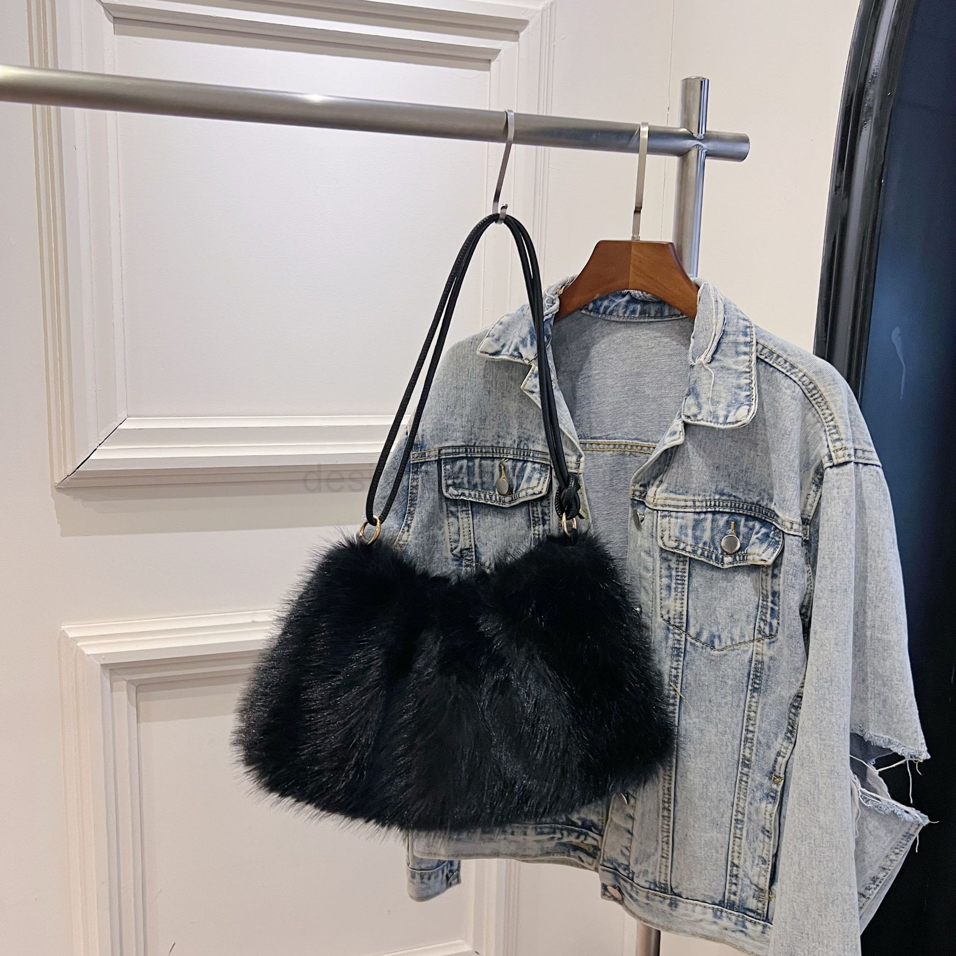 Classic Designer Bag Fashion 10a Top Woman Handbagevening Bags Cute Plush for Women New Autumnwinter Single Shoulder Diagonal Cross Small Fresh Textur