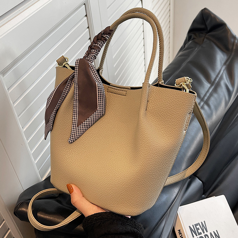 Fashion Bucket Shaped Designer Handbag For Autumn And Winter, New Designer Single Shoulder Crossbody Bag With Textured Leather And Large Capacity