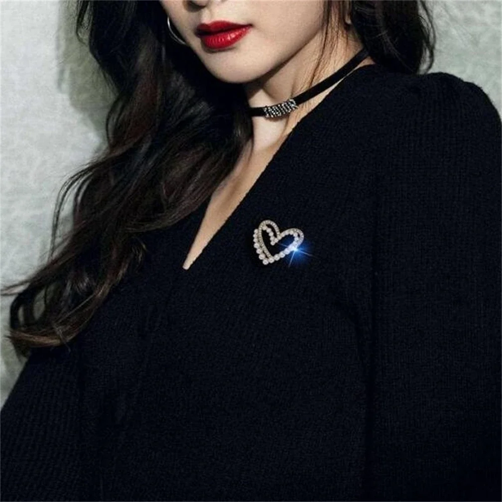 Exquisite Heart Shaped Pearl Rhinestone Brooch Luxury Metals Hollow Lapel Pins for Women Sweet Pins Badges Jewelry Accessories