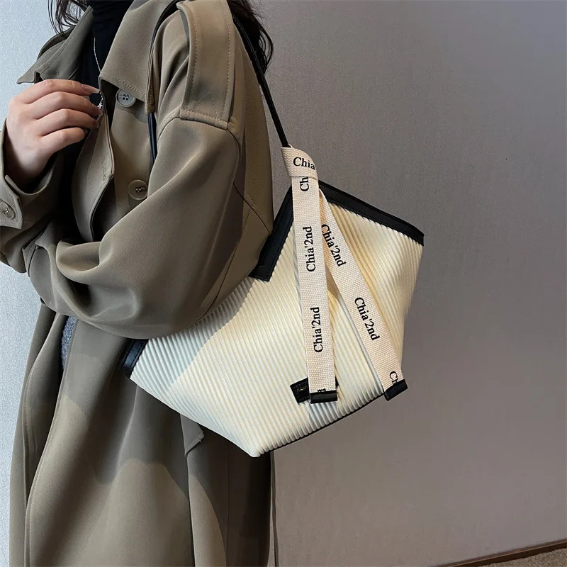 Fashion Designer Women's Handbag Large Capacity Emerging Shoulder Hip Bag Category Handbag