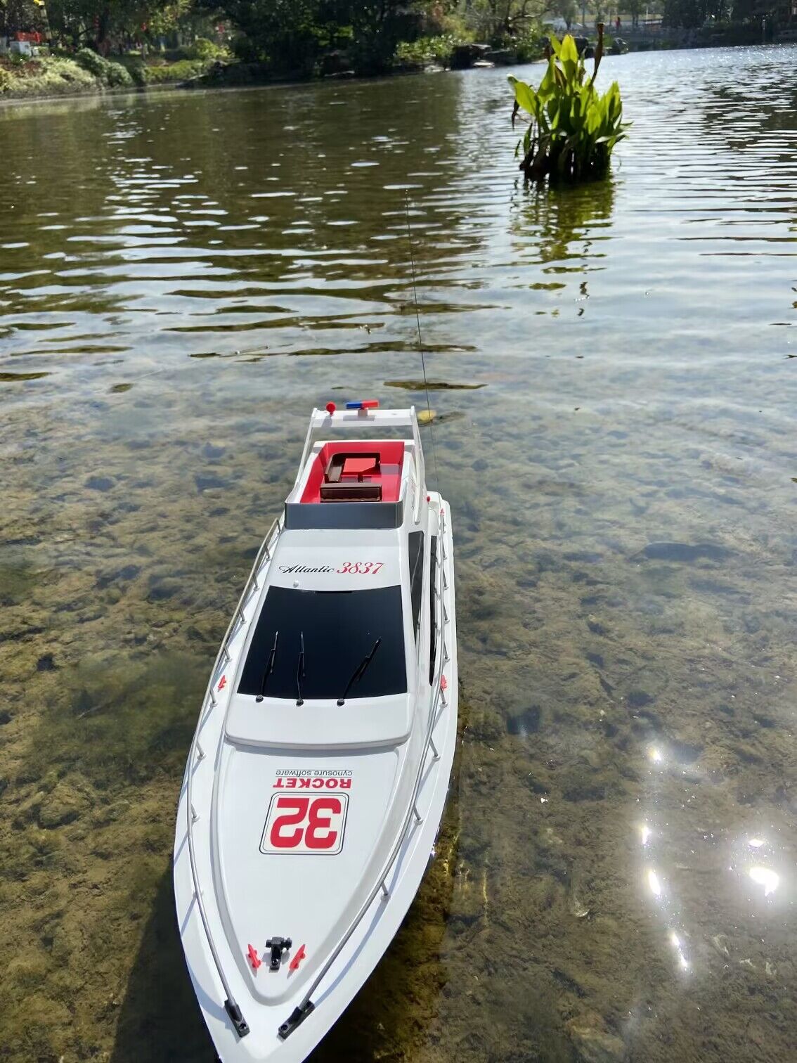 Super large remote control yacht 2.4G remote control ship model driven by two motors 70CM (27.5 inches) large hull outdoor lakes