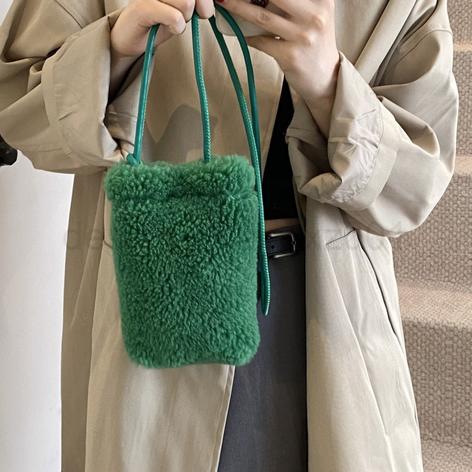 Fashion Classic Bag Designer 10a Top Woman Handbagevening Bags Super Popular Niche Lamb Furry for Women New Autumn and Winter Versatile Crossbody Mobi