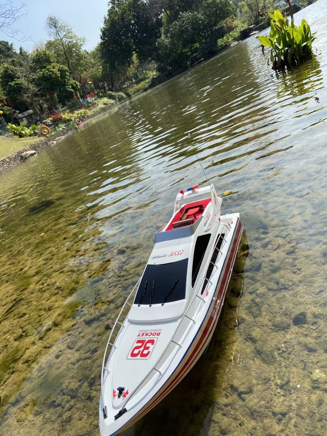 Super large remote control yacht 2.4G remote control ship model driven by two motors 70CM (27.5 inches) large hull outdoor lakes