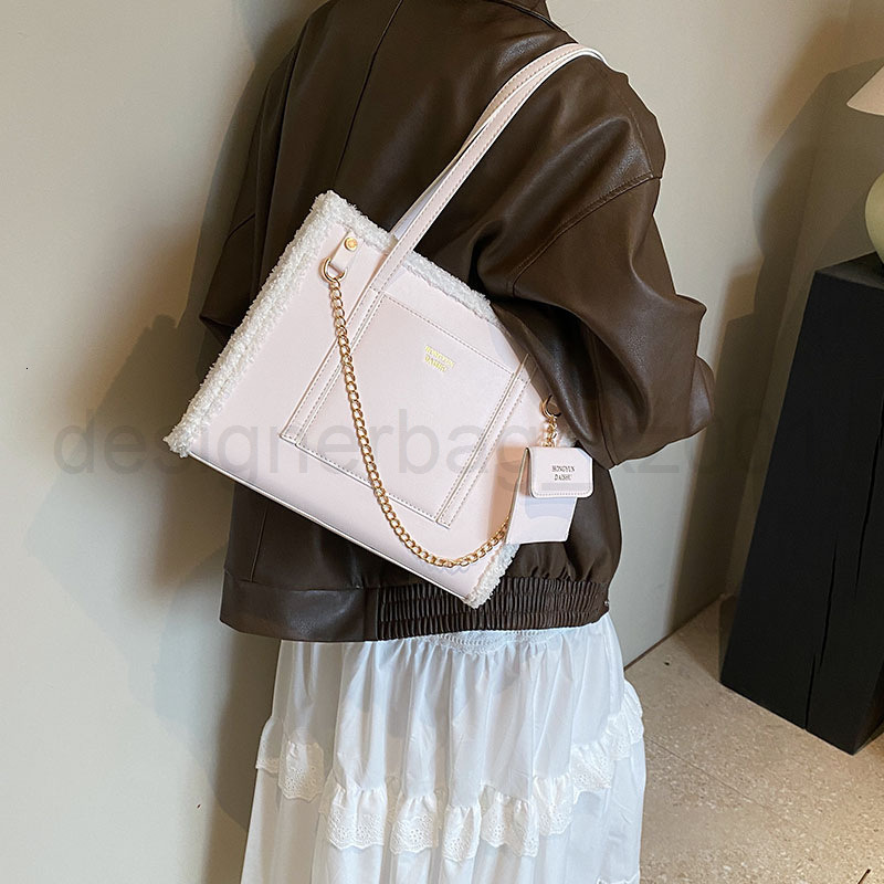 Classic Designer Bag Fashion 10a Top Woman Handbagevening Bags Autumn and Winter New Plush Fringed Tote for Women Versatile Shoulder Texture Contrasti