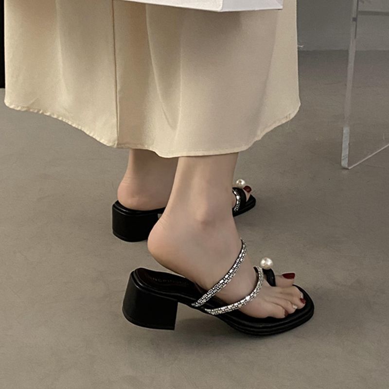Summer slippers for women 2023 new Korean style stunning niche cool slippers sier outdoor crystal toe sandals for outdoor wear