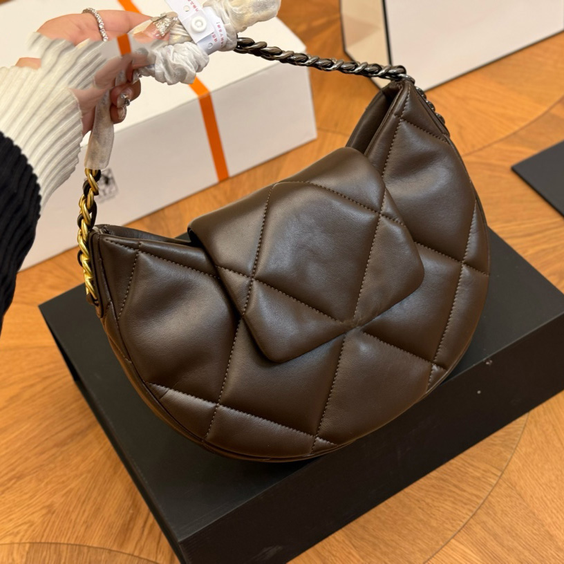 Womens Designer 19 Underarm Bags Lambskin Gold Metal Hardware Matelasse Chain Crossbody Shoulder Hobo Handbags Large Capacity Pocket 25X19CM Turn Lock Purse