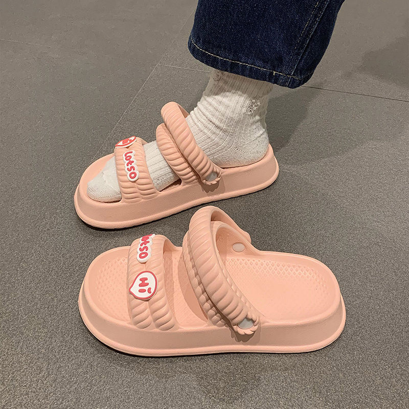 Thick soled sandals with a sense of stepping on poop, women's 2023 summer new cute letter anti slip simple one line mop, beach cool mop